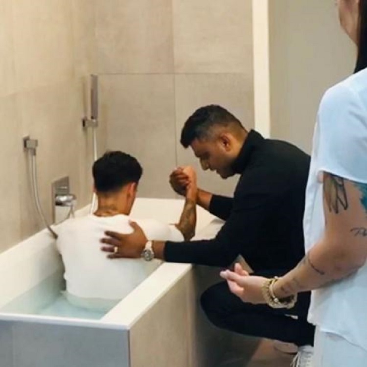 Pagëzohet në vaskën e shtëpisë, ky veprim i Coutinho po merr “dhenë”