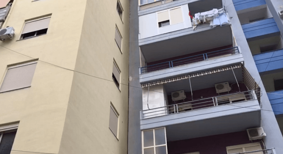 E frikshme/ Tronditen themelet, tërmeti bashkon dy pallate