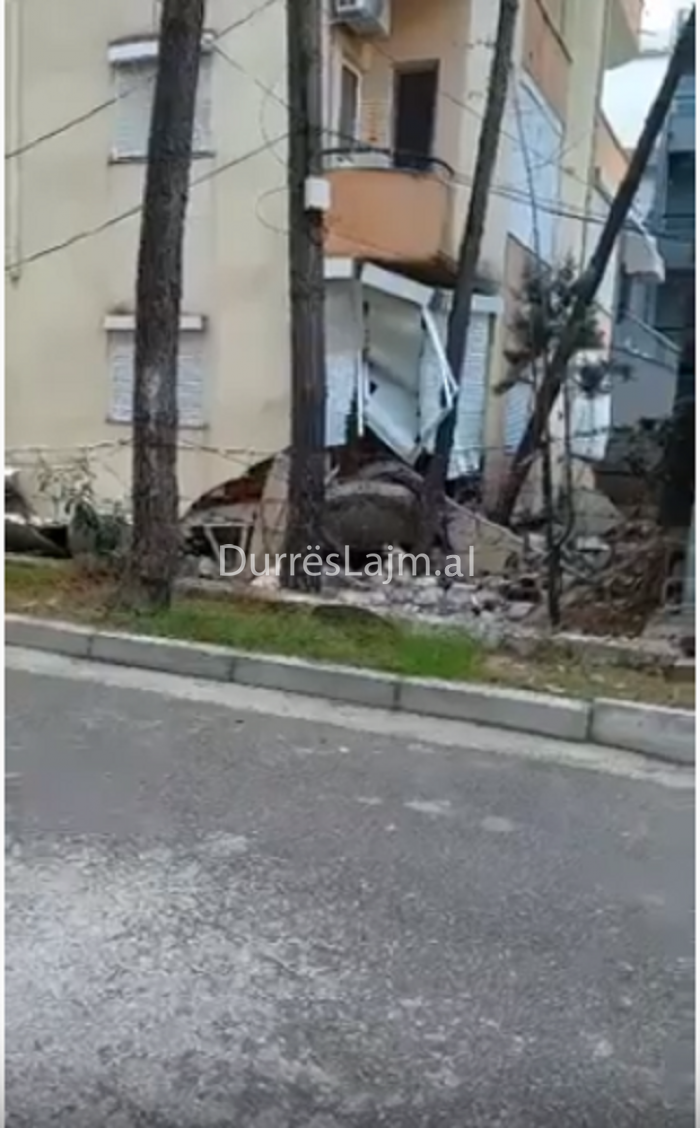 Durrës, pallati humb katin e parë, por vazhdon mbetet në këmbë! (VIDEO)