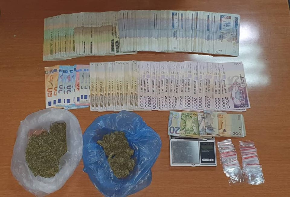Me miliona lekë dhe drogë, policia arreston 20-vjeçarin