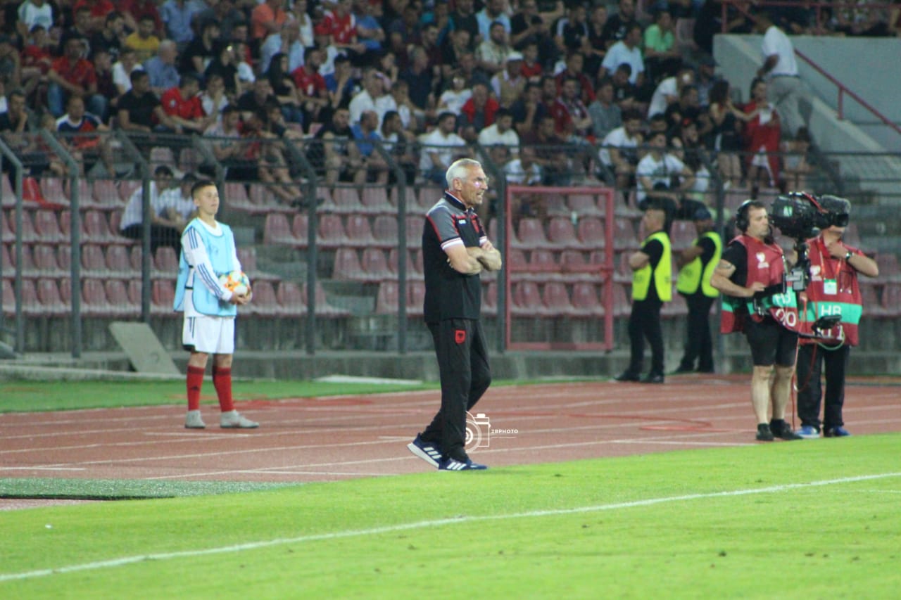 Peripecitë pas ndeshjes me Francën, dëmtohet trajneri Edi Reja