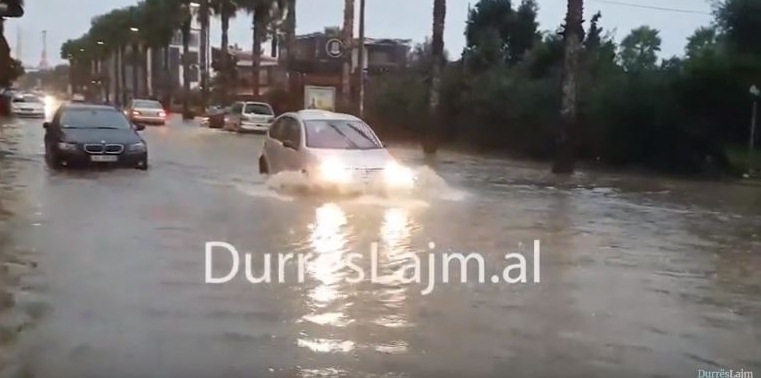 E njëjta panoramë, rrugët e Durrësit nuk iu shmangen përmbytjeve (VIDEO+FOTO)