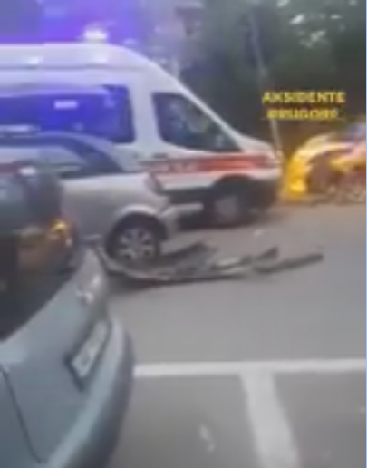 Përplasen tre makina, njëra ishte e parkuar (VIDEO)