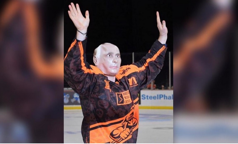 Po bën xhiron e rrjetit, sportisti shfaqet i maskuar si Putin në fushën e lojës