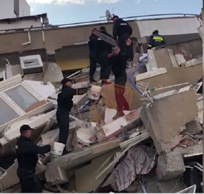 Mbi 2400 policë në terren, vijojnë kërkimet në Durrës e Thumanë (VIDEO)