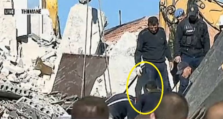 Polici në Thumanë në operacion për të shpëtuar nënën e tij