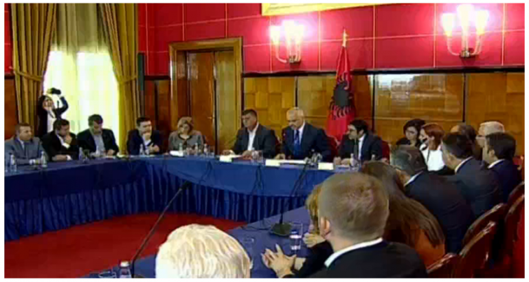 Kryebashkiaku i PS thith heroinë?! Deputeti: Do dalë së shpejti! (VIDEO)