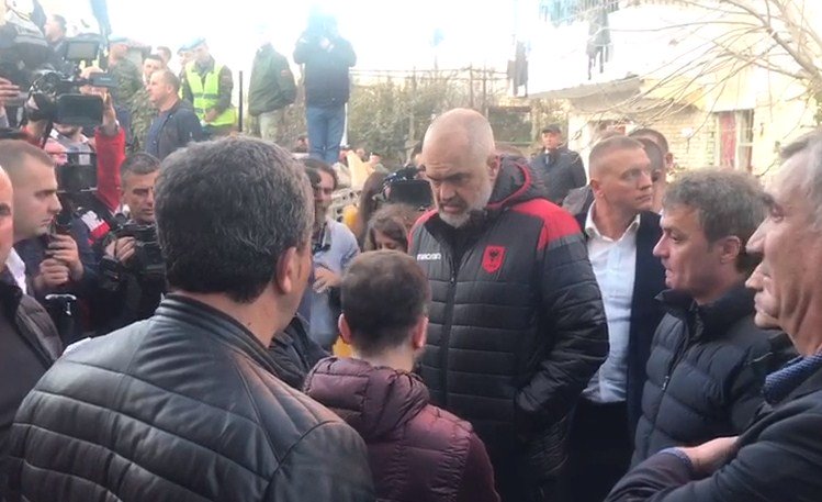 Gruaja qan në krahët e Ramës, kërkon vëllain me nusen nën rrënoja