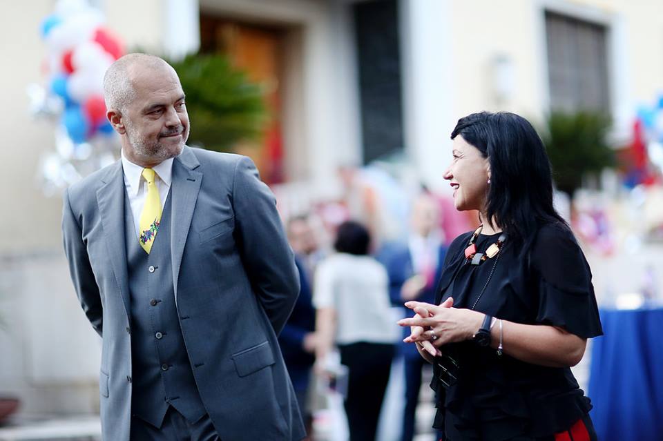 FOTO/ Linda Rama blen në panair librin e kritikut të kryeministrit