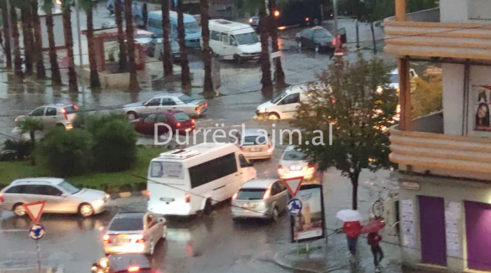E hëna nis me reshje të dendura në Durrës, vështirësi në rrugë (FOTO+VIDEO)