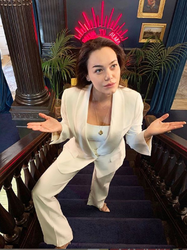 Shpërthen rrjeti/ Vajza e Albanos dhe Rominës hipën dhe bën foto mbi varrin e gjyshit