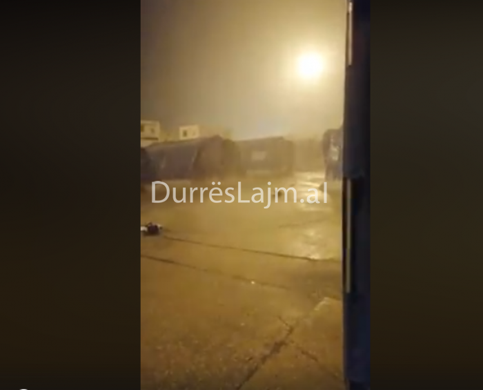 Momenti kur Durrësi goditet nga rrebeshi i shiut (VIDEO)