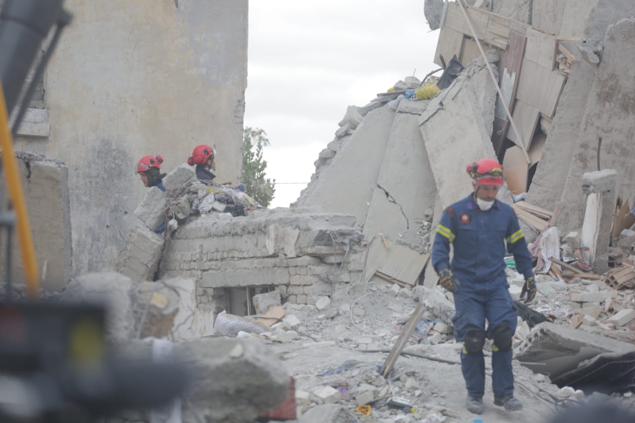 Nxirret trupi i pajetë i një gruaje nga pallati 6-katësh në Durrës