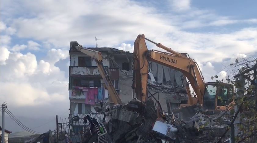 Nis shembja e pallatit të tretë në Thumanë