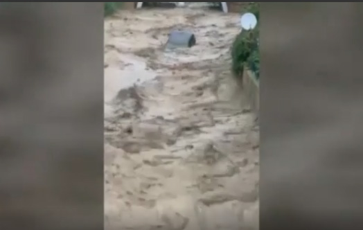 Përmbytje në Itali, makina merret përpara nga furia e lumit (VIDEO)