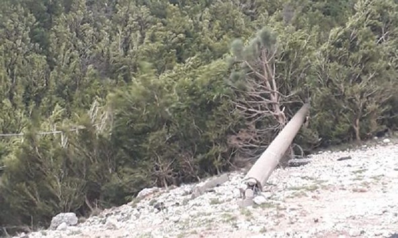 Moti i keq/ Rrëzohen shtylla të tensionit të lartë dhe pemë, rruga e Llogorasë e pakalueshme