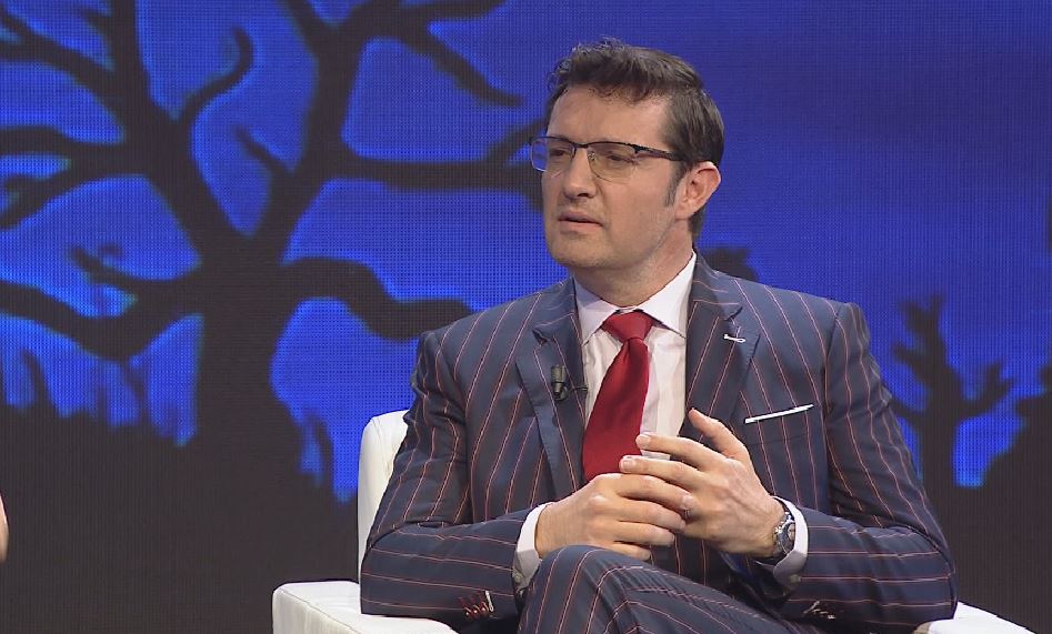 Doktori i njohur: VIP-at që kanë operacione dhe thonë se janë tërësisht natyralë