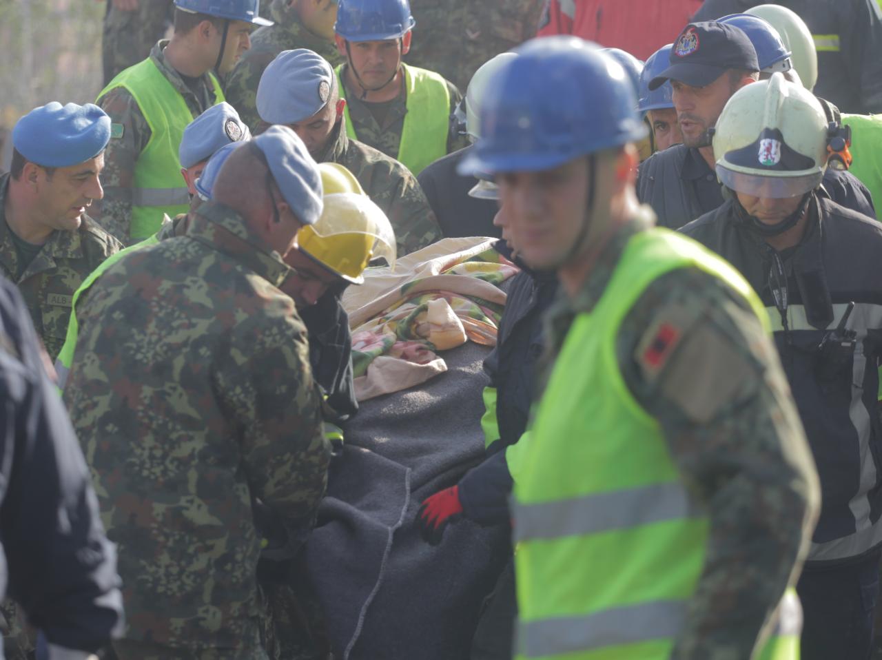 FOTO/ Momenti kur burrë e grua nxirren pa jetë nga rrënojat