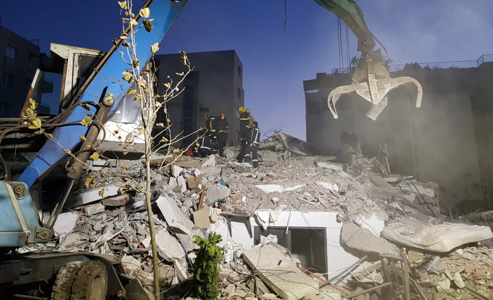 Shkon në 18 numri i viktimave, kërkohet trupi i të riut në rrënojat e  vilës në Durrës