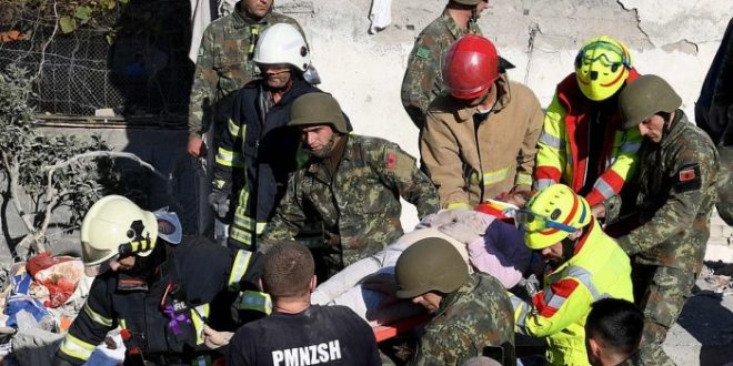 TRAGJIKE/ Durrës, zbulohen të përqafuar në gërmadha tre fëmijët dhe nëna