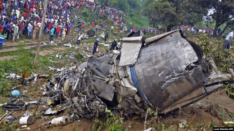 Tragjedi e rëndë, rrëzohet avioni, së paku 27 të vdekur