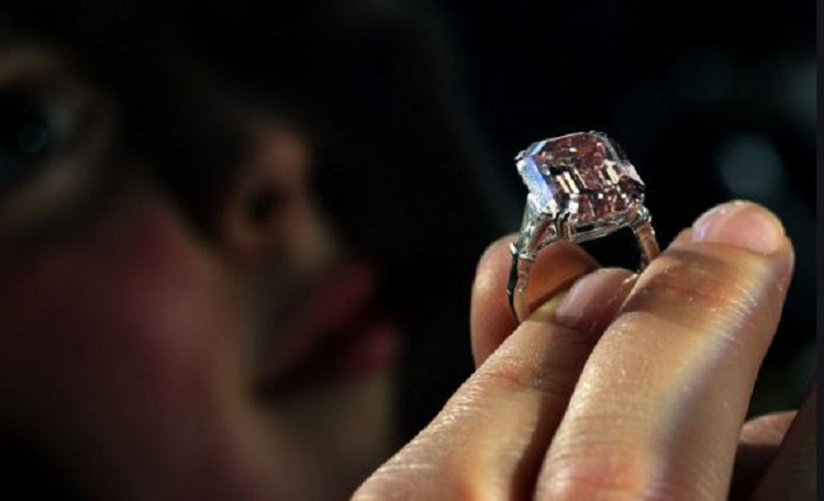 Mjekja i vjedh pacientes së vdekur unazën e diamantit dhe e shet