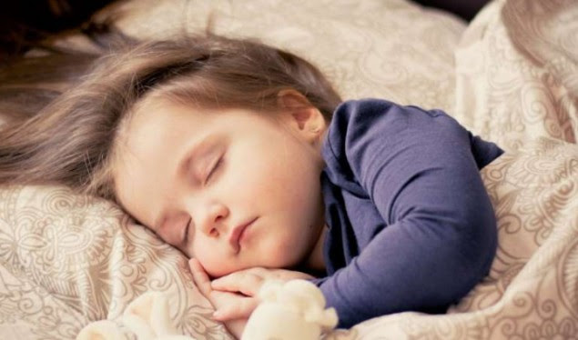 Sa gjumë i nevojitet fëmijës në periudhën e caktuar për zhvillim