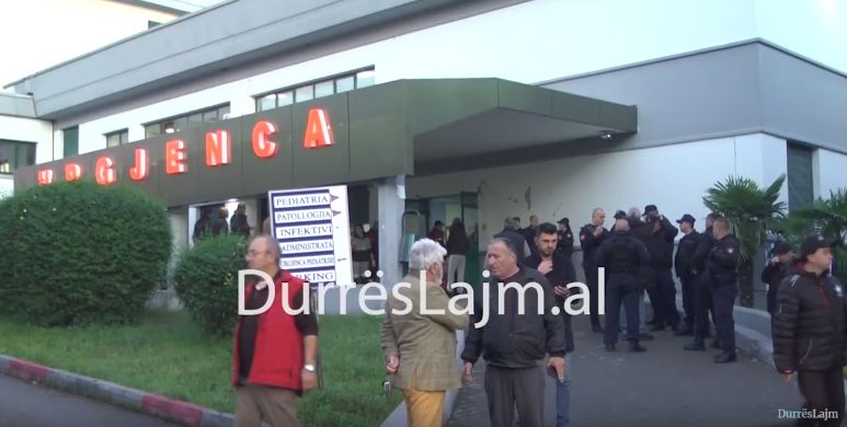 Policia: 22 persona nxirren nga rrënojat në Durrës, 1900 efektivë në terren