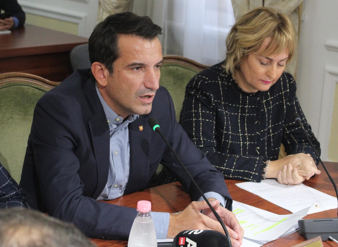 Veliaj: Të rishikohet harta territoriale, aeroporti i Rinasit të jetë i Tiranës