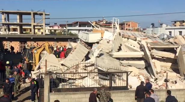 Shpëtohet i riu në Durrës, nxirret nga rrënojat e ndërtesës