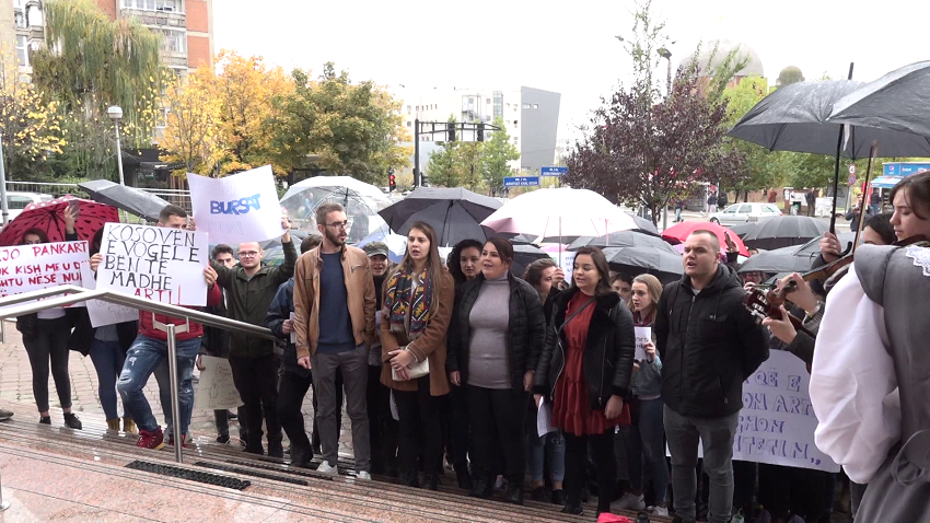 Studentët e Fakultetit të Artit protestojnë para MASHT, ministri nuk i pret në takim