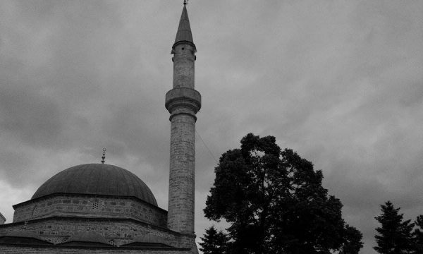 Hoxha me 2 fëmijë nuk mban premtimin për martesë, dashnorja e qëllon me armë