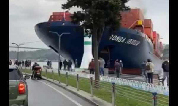 Anija përplaset me bregun e Bosforit, mbyllet porti