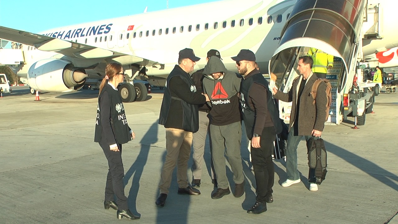 VIDEO/ Kokëulur dhe i mbuluar me kapuç, ekstradohet nga SHBA vrasësi shqiptar me dy emra