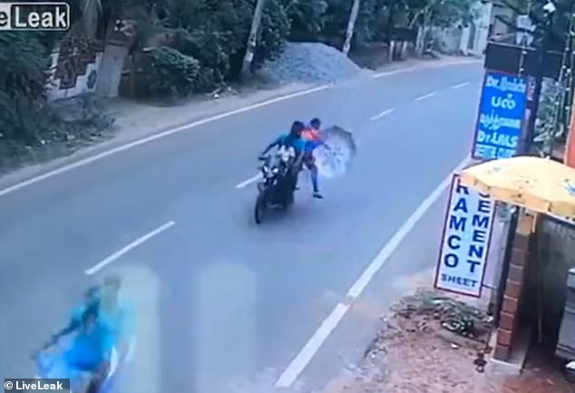 Mos e hapni çadrën kur udhëtoni me motor! E dini ç’ju ndodh? (VIDEO)