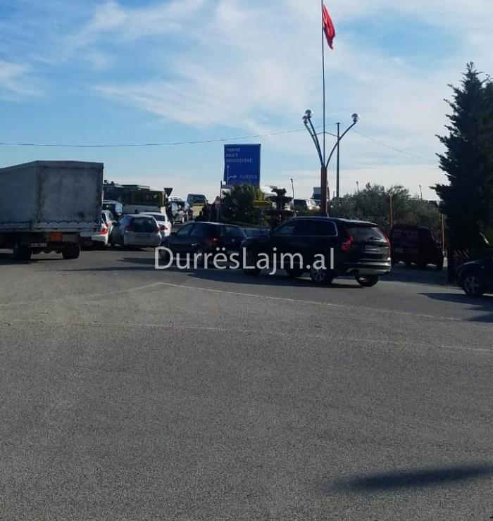 “Benz”-i përplas të moshuarin në Durrës, rëndë në spital