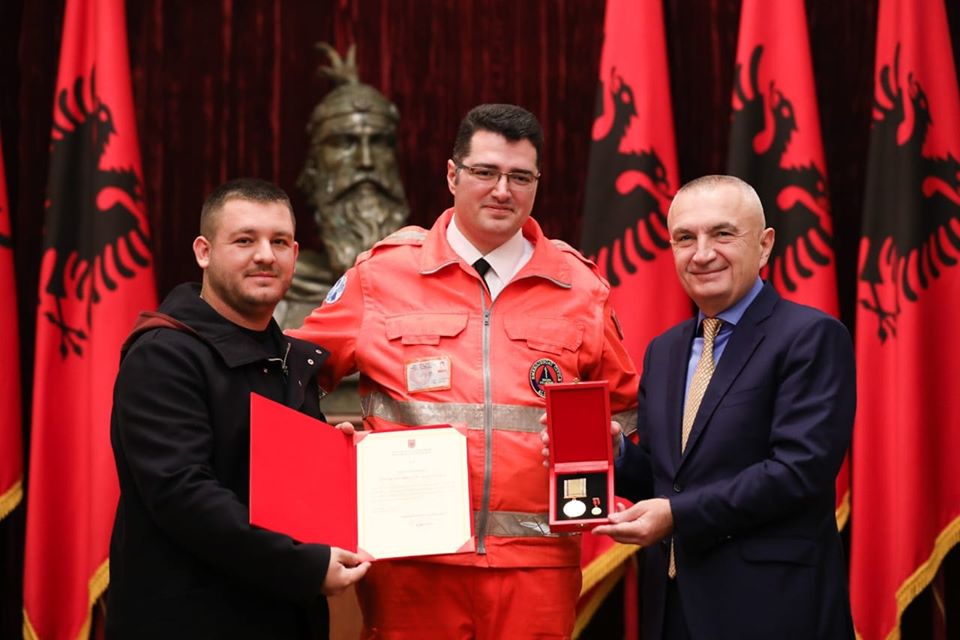 Hyri nën rrënoja për të shpëtuar jetë njerëzish dhe spikati me Klajdi Qaton! Meta nderon mjekun hero
