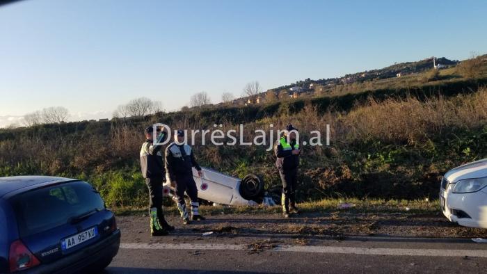 Aksident në autostradën Tiranë-Durrës, makina përfundon në kanal e përmbysur (FOTO)