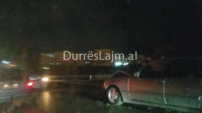 Durrës, përplasen dy automjete tek Ura e Dajlanit