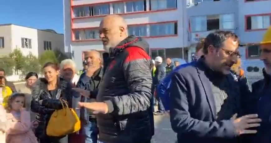 Rama inspekton shkollën “Neim Babameto”: Do ta shembim e ta bëjmë të bukur si nona këtu (VIDEO)
