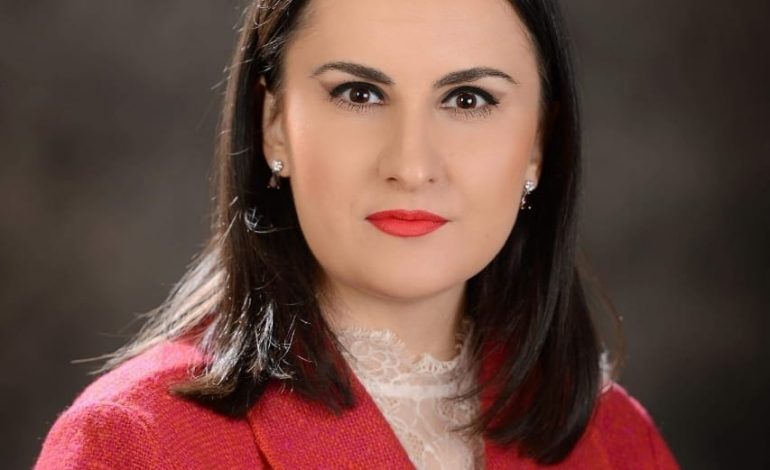 Paketa Anti-shpifje/ Kryetarja e Komisionit të Medias lexon deklaratën dhe braktis mbledhjen