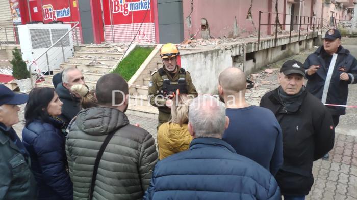 Izraelitët inspektojnë pallatin problematik në Durrës, banorët debatojnë me ish-kryebashkiakun Dako (VIDEO)