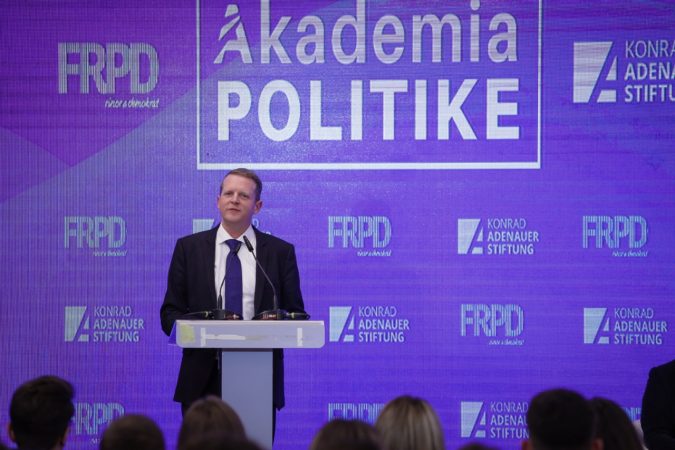 Sekretari i PPE: Krimi i organizuar në Shqipëri ushqehet nga politika, ne mbështesim programin e PD-së