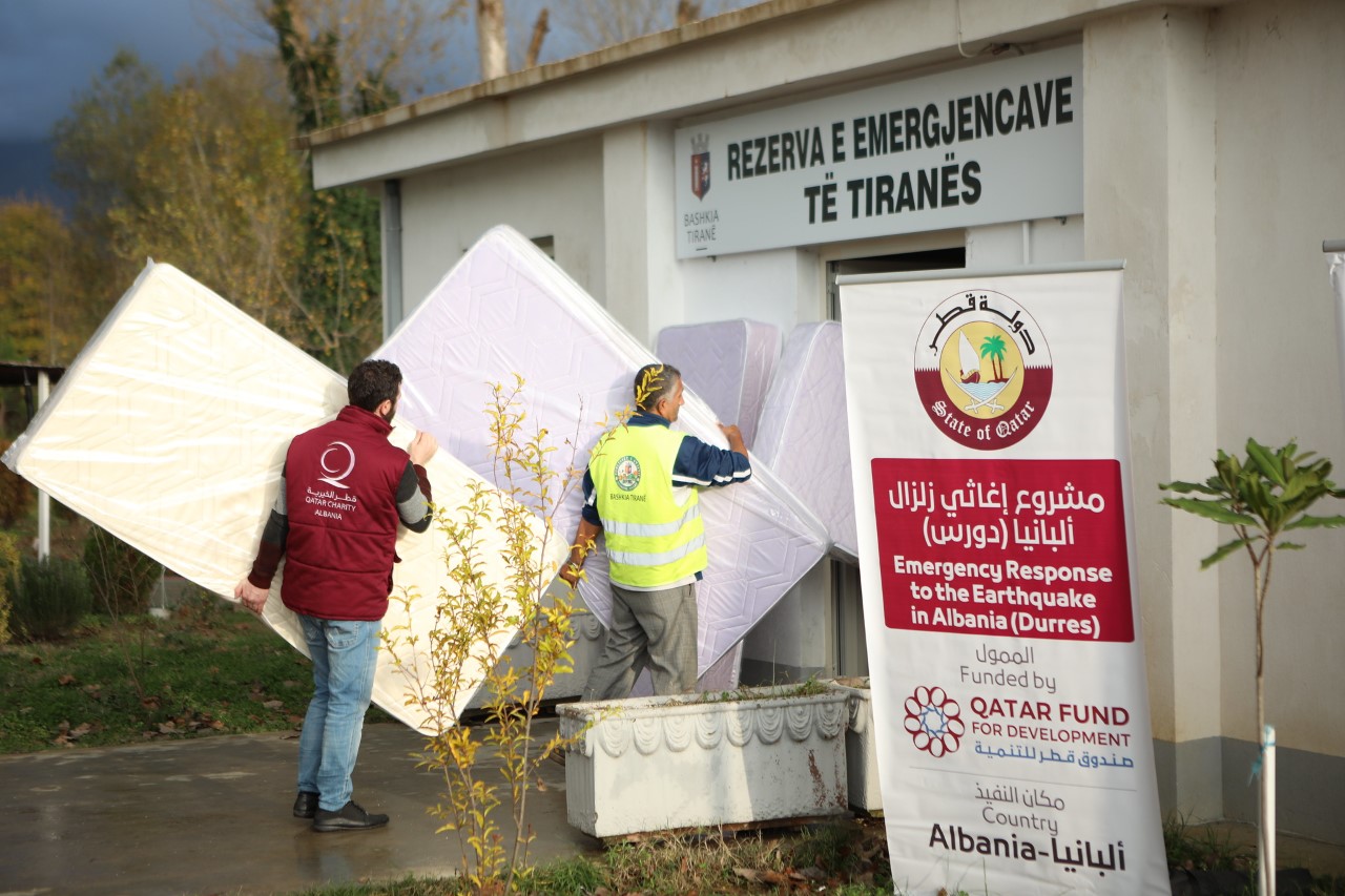Ambasada e Katarit, 8 kamionë me ndihma për familjet e prekura nga tërmeti në Tiranë