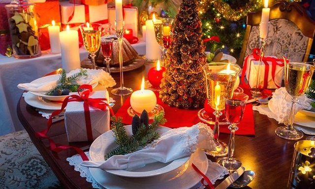 Dekori i tavolinës së Krishtlindjes, çfarë nuk duhet të harroni në kohë festash