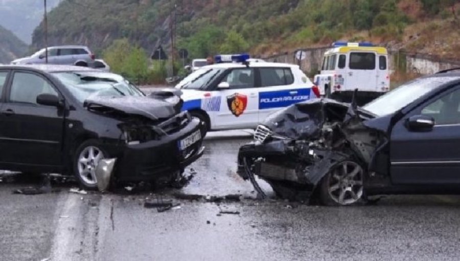 Përplasen dy makina në aksin Korçë-Pogradec, katër të plagosur