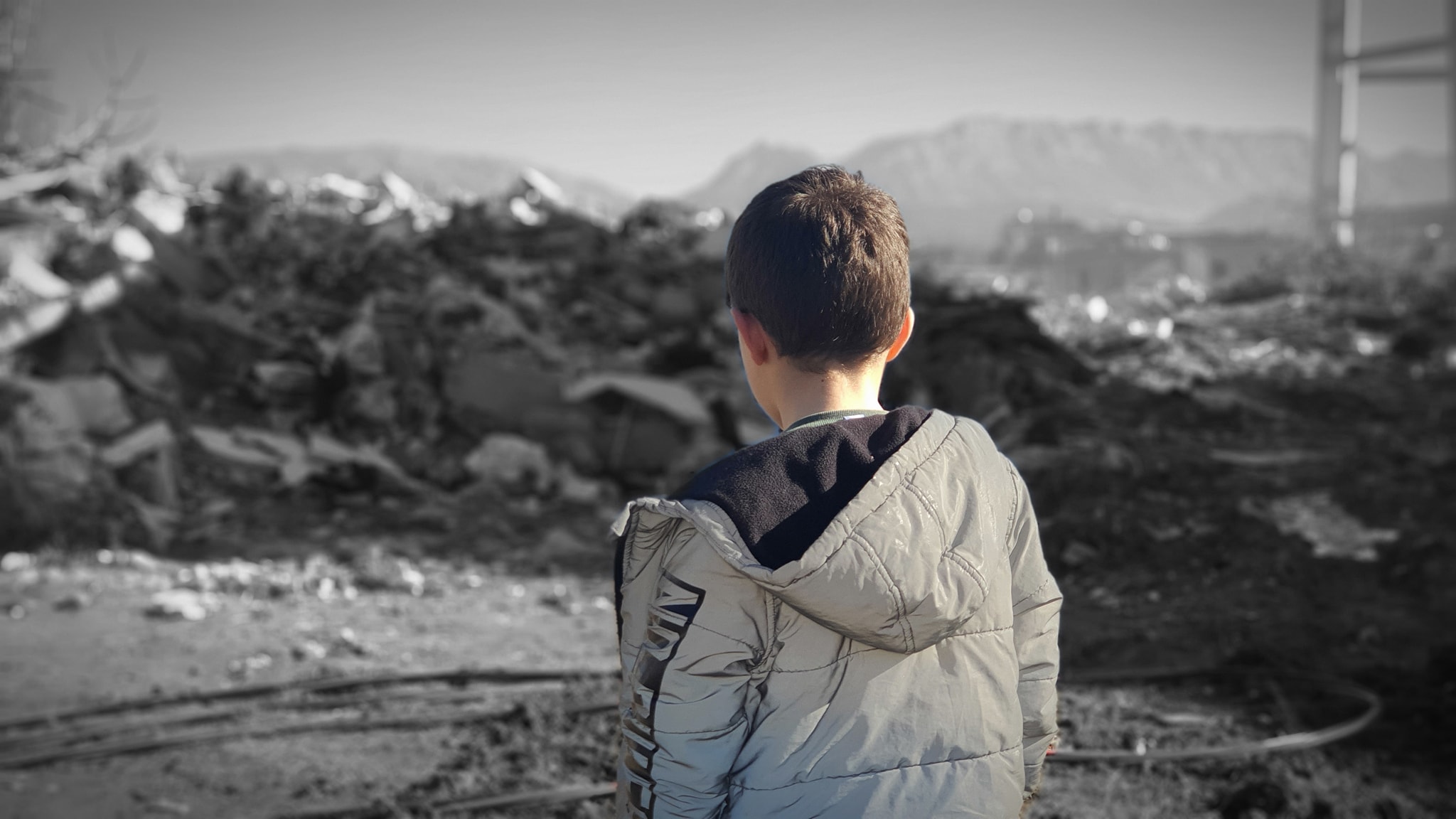 “Do më bësh & mua një foto se s’kam më asnjë?” Kërkesa prekëse e 10-vjeçarit që humbi shtëpinë nga tërmeti