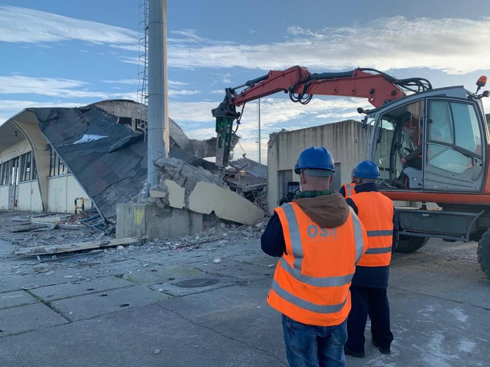 Dëmtimeve nga tërmeti nuk i shpëtojnë as magazinat e portit të Durrësit (FOTO)