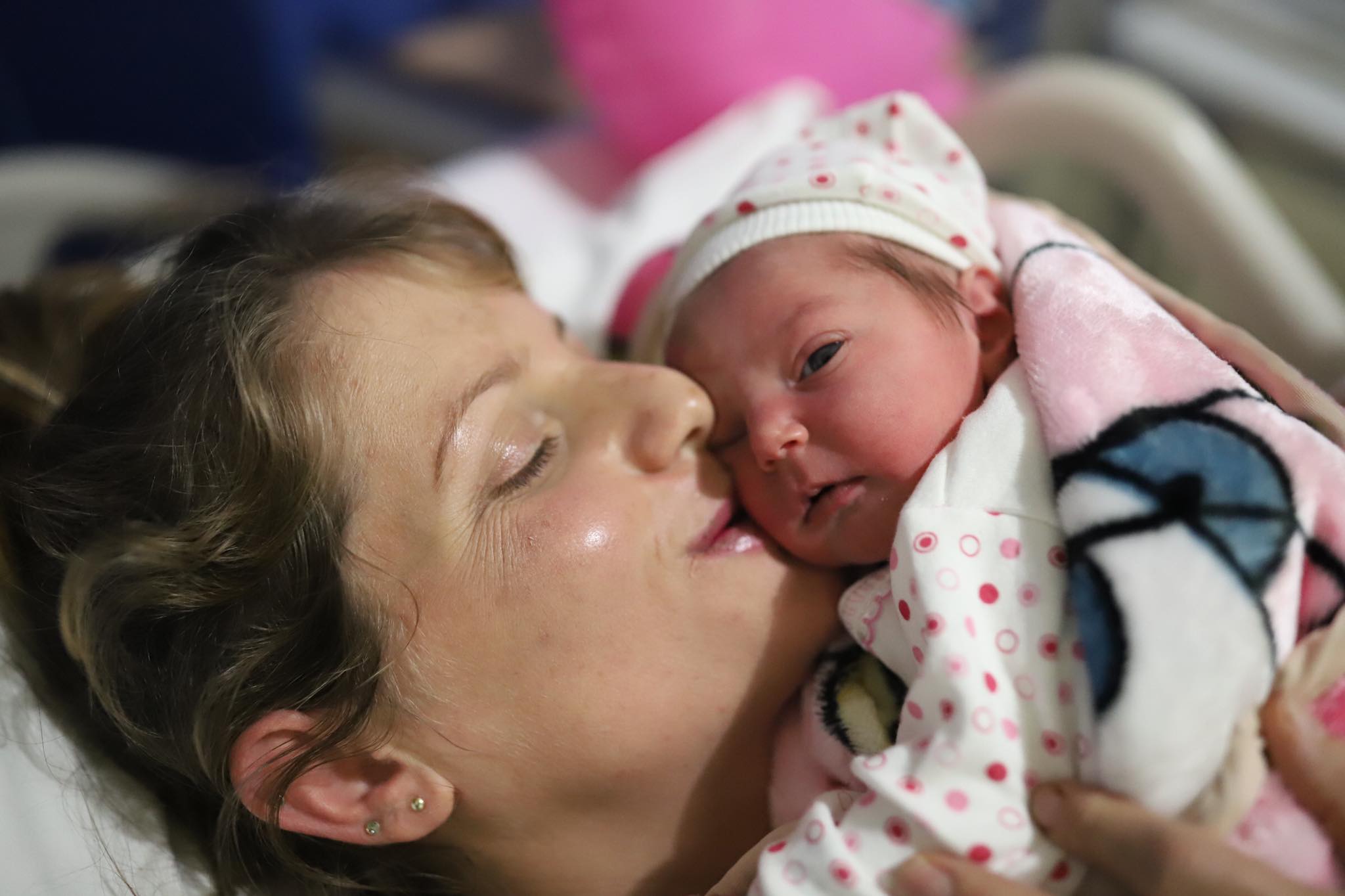 Durrës, mbeti pa shtëpi nga tërmeti, gruaja sjell në jetë vogëlushen