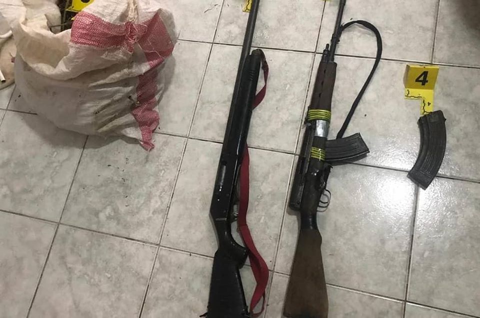 35-vjeçari kapet me armë, municione dhe drogë